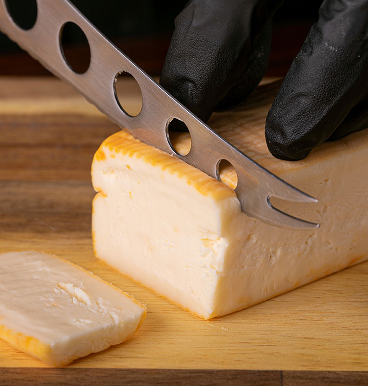 チーズ切り分け